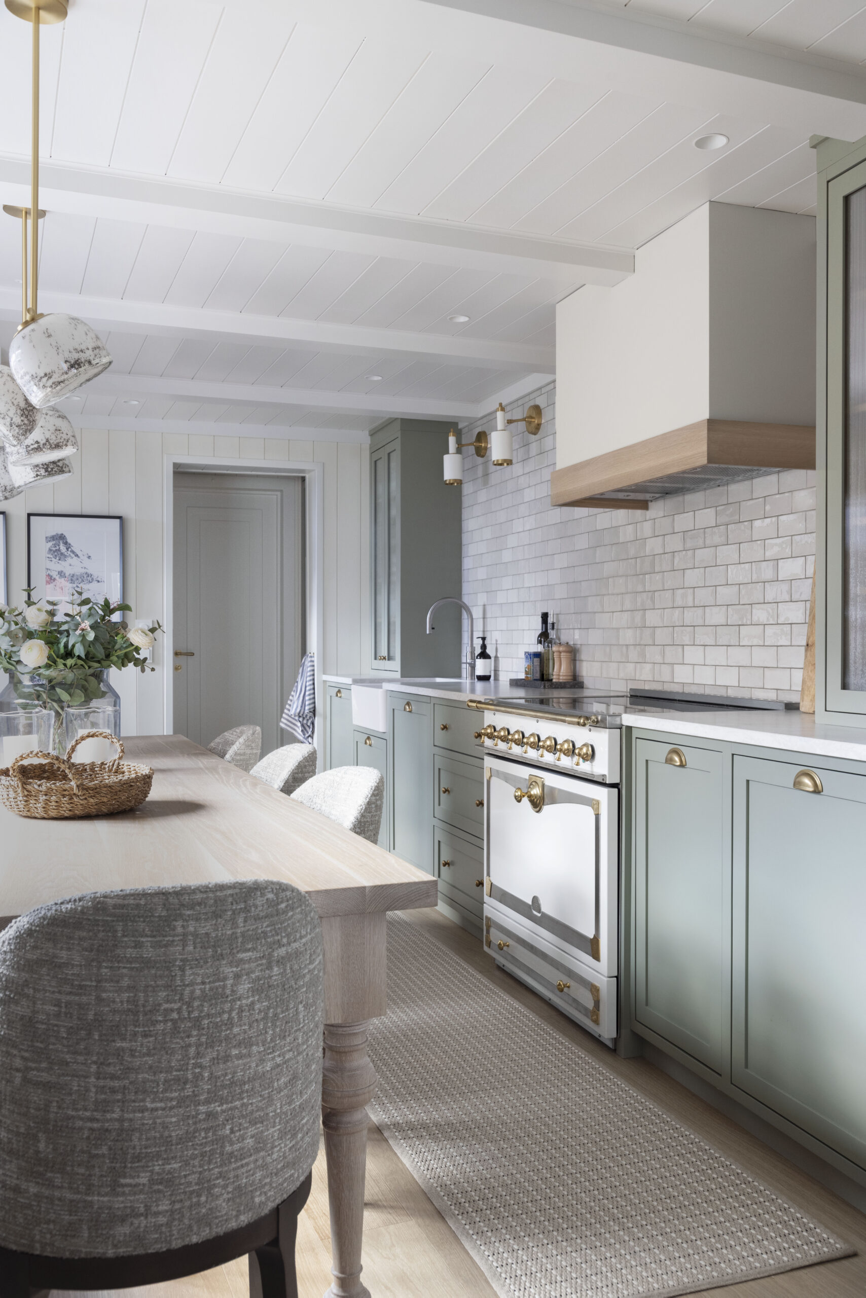 Lysegrønt kjøkken med stor hvit rangecooker